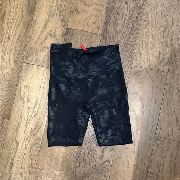 Spanx High-Waist Camo Leggings size large - Picture 2 of 4